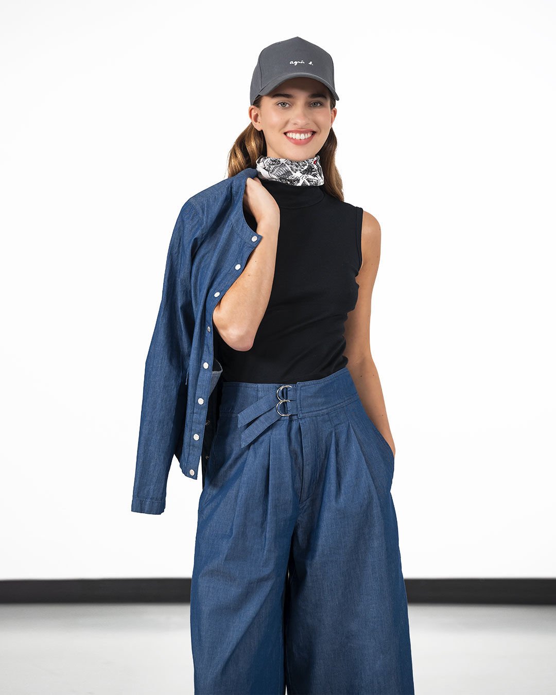 focus on denim figure reinvented, the cardigan is declined in fluid denim with the culotte skirt for a monochrome silhouette of the season!  réinventé, le cardigan se décline dans un denim fluide avec la jupe-culotte pour une silhouette monochrome de saison !