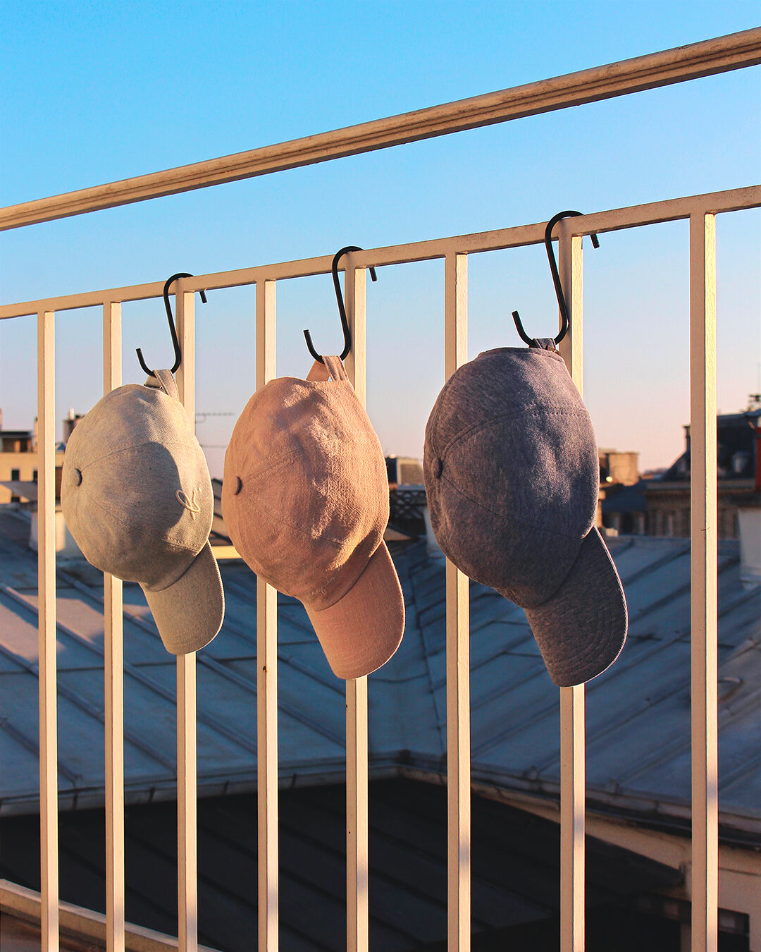 set the caps a must-have in the season's shades, in cotton, linen or ramie!  l’indispensable aux teintes de la saison, en coton, en lin ou encore en ramie !