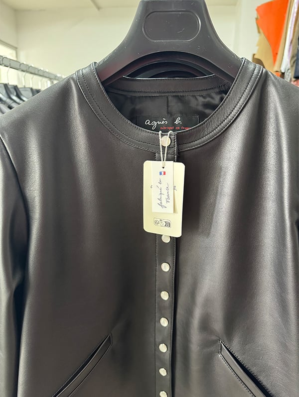 Les coulisses du cardigan pression en cuir